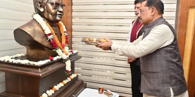 मुख्यमंत्री श्री विष्णु देव साय ने भारत रत्न अटल बिहारी वाजपेयी की प्रतिमा पर माल्यार्पण कर दी श्रद्धांजलि