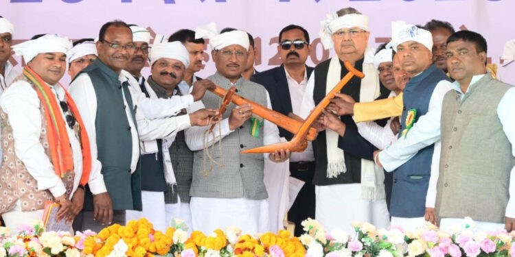  जनजातीय गौरव की स्वर्णिम विरासत: मुख्यमंत्री साय ने किया गैंदसिंह नायक की प्रतिमा का अनावरण