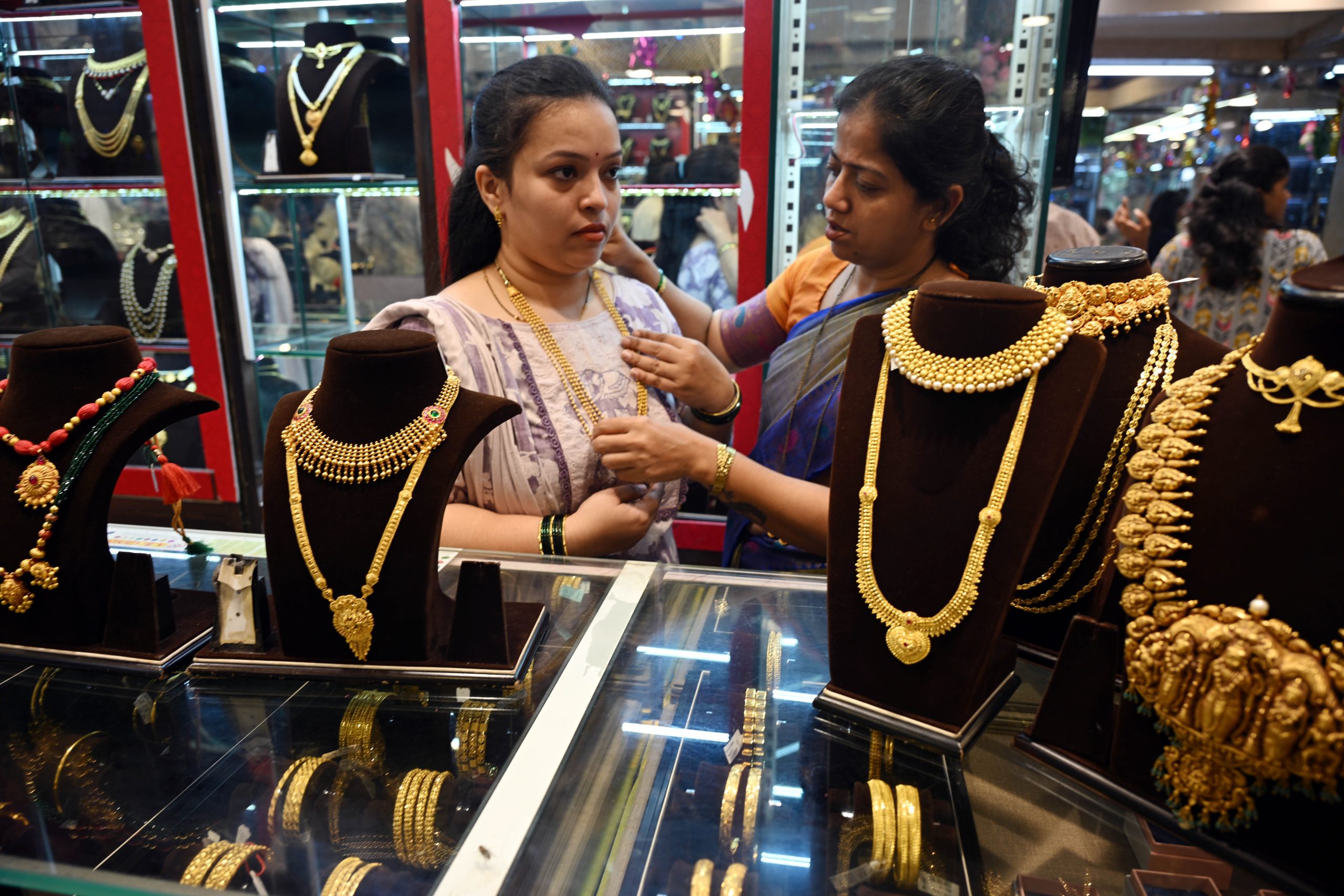 सोना-चांदी में जोरदार उछाल, एमसीएक्स पर गोल्ड ₹2,100 और सिल्वर ₹4,250 तक चढ़ी