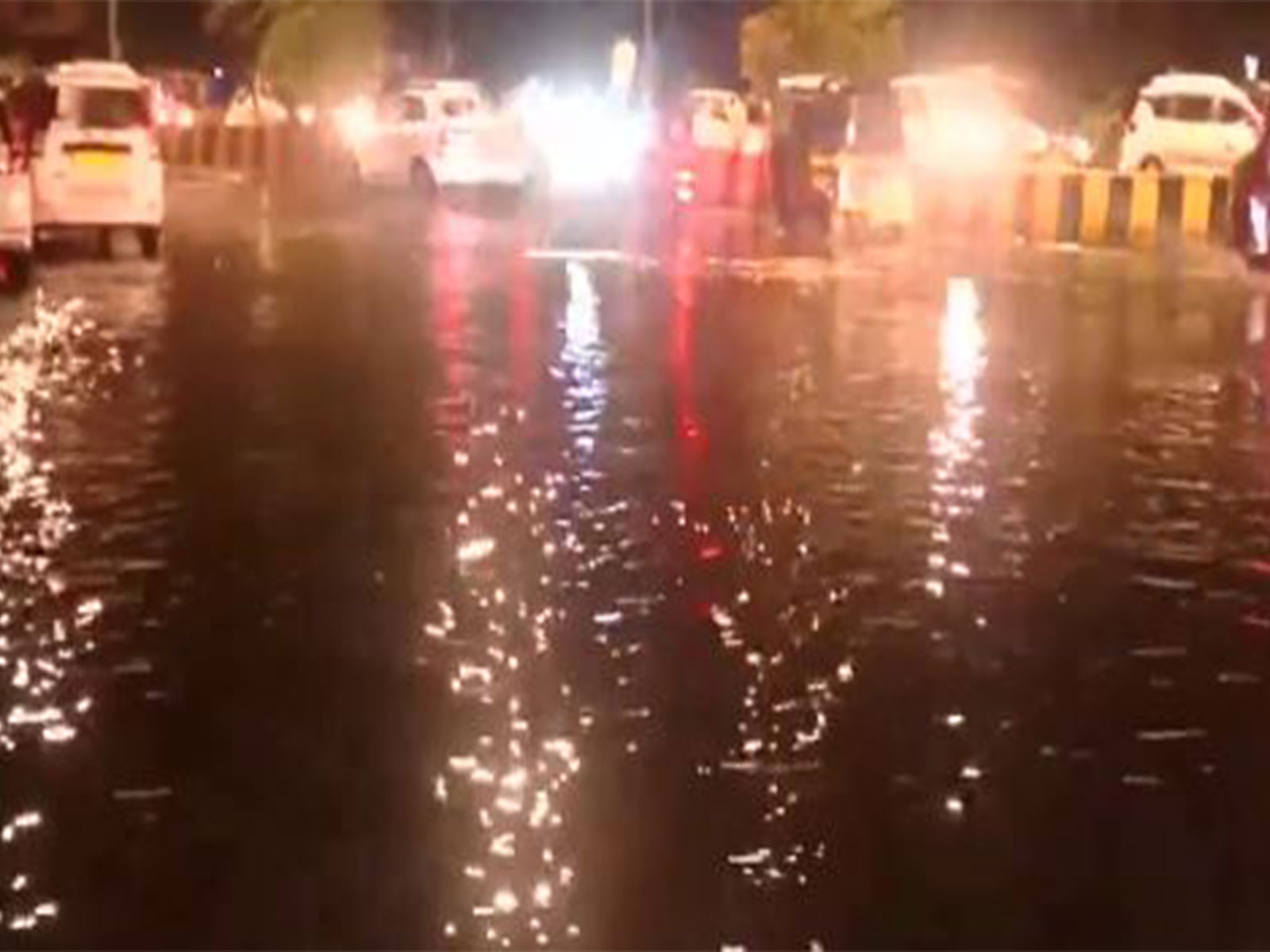 मुंबई में रेड अलर्ट के बीच मूसलाधार बारिश, कुर्ला टर्मिनस परिसर में जलभराव से जनजीवन प्रभावित